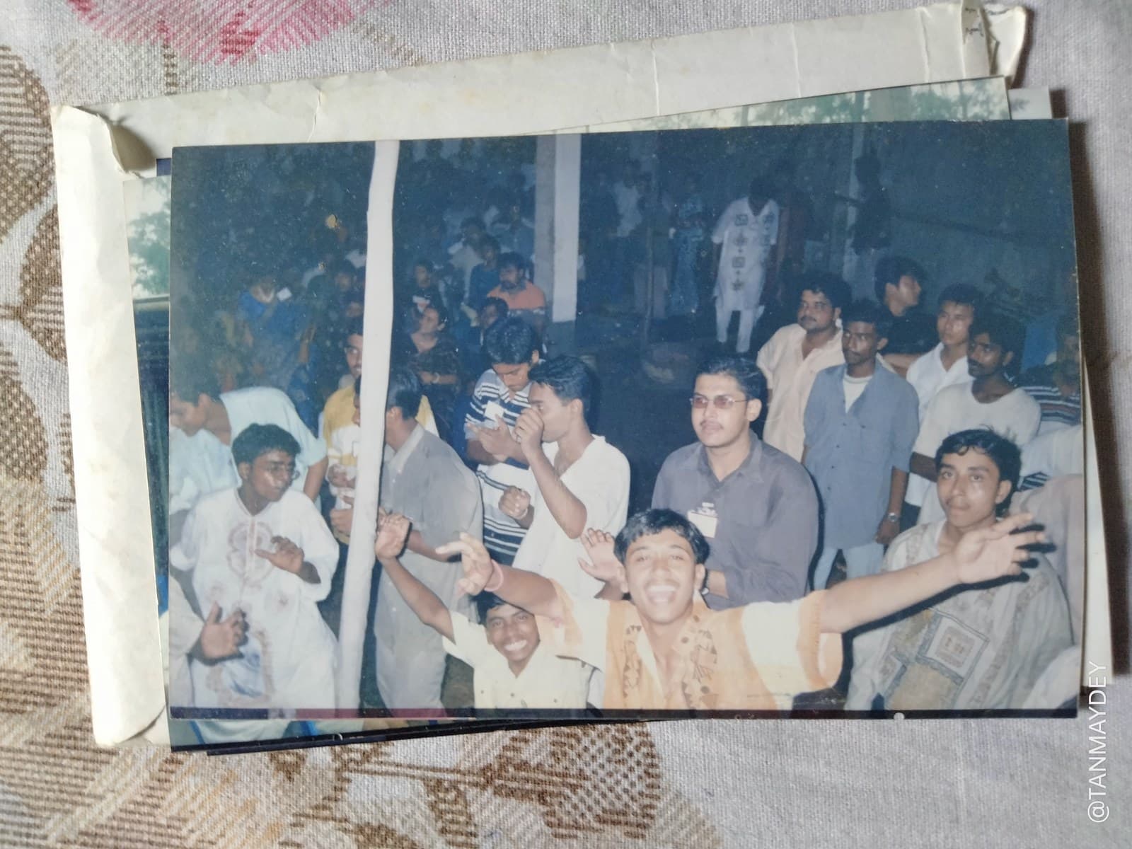 অনুষ্ঠান প্রাঙ্গণে শ্রোতা ও বন্ধুদের হাসিমুখ